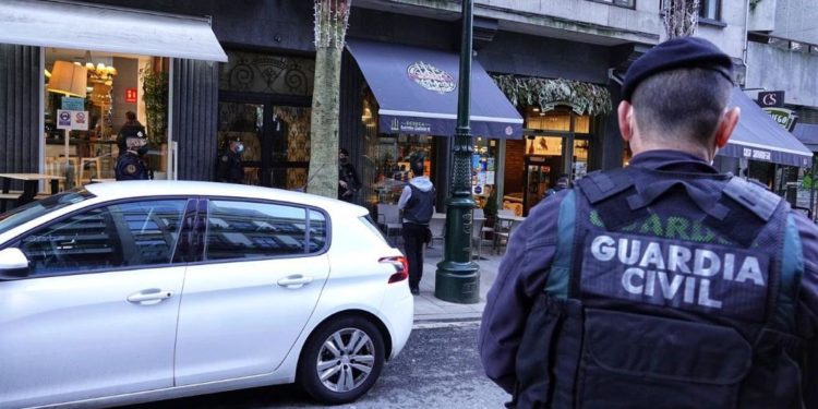 Despliegue de la Guardia Civil en el centro de Vigo en una operación por tráfico de drogas