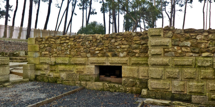 Desenterrada en San Gregorio unha sepultura de téguas de época romana