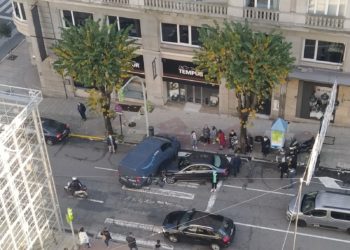 Una furgoneta de Amazon y un coche se estrellan en la Gran Vía de Vigo