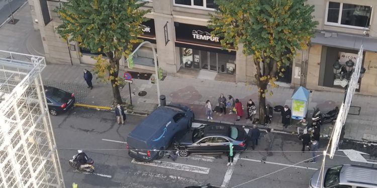 Una furgoneta de Amazon y un coche se estrellan en la Gran Vía de Vigo