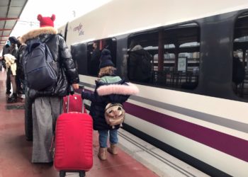 El primer viaje comercial en el AVE gallego: curiosos y retornos por Navidad