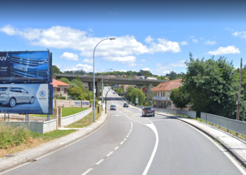 Muere un joven de 24 años en Vigo al recibir el impacto de un coche contra su ciclomotor