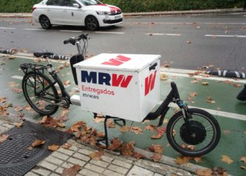 La Policía Local interviene en Vigo una bici de reparto con pedaleo asistido y denuncia al conductor por no tener carnet