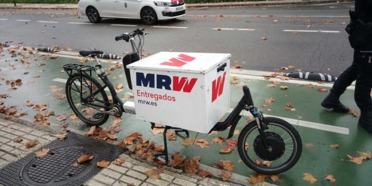 La Policía Local interviene en Vigo una bici de reparto con pedaleo asistido y denuncia al conductor por no tener carnet