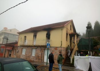 Un muerto y cuatro intoxicados, entre ellos dos niños y un guardia civil, al arder una vivienda en As Neves