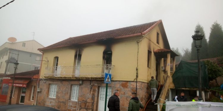 Un muerto y cuatro intoxicados, entre ellos dos niños y un guardia civil, al arder una vivienda en As Neves