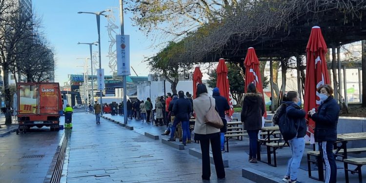 El área sanitaria de Vigo supera, por primera vez, los 5.000 casos activos y los 500 positivos en un día