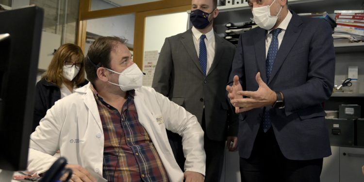 La Xunta pide a los sospechosos de Covid-19 que no acudan a los centros de salud