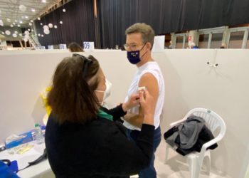 Galicia adelanta la vacunación, amplía el uso del ‘pasaporte covid’ y pide reducir reuniones en Navidad