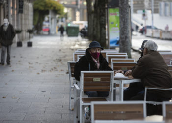 El área sanitaria de Vigo supera los 4.000 casos activos y las UCI suman cuatro ingresados más