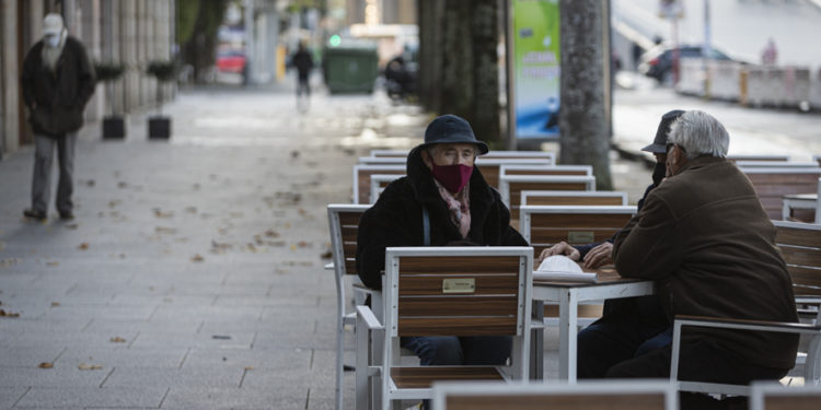 El área sanitaria de Vigo supera los 4.000 casos activos y las UCI suman cuatro ingresados más