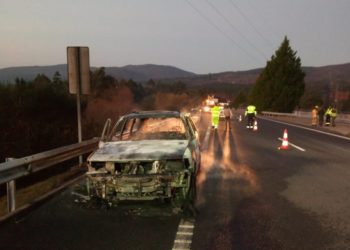 Dos vigueses salvan su vida y la de sus perros tras incendiarse su coche en la A-52