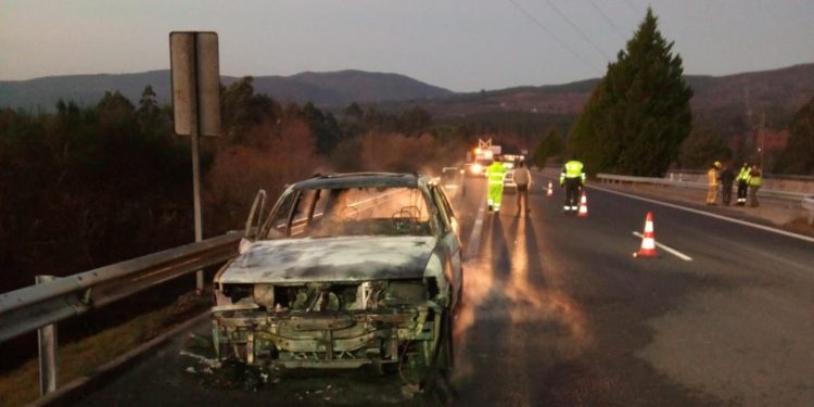 Dos vigueses salvan su vida y la de sus perros tras incendiarse su coche en la A-52