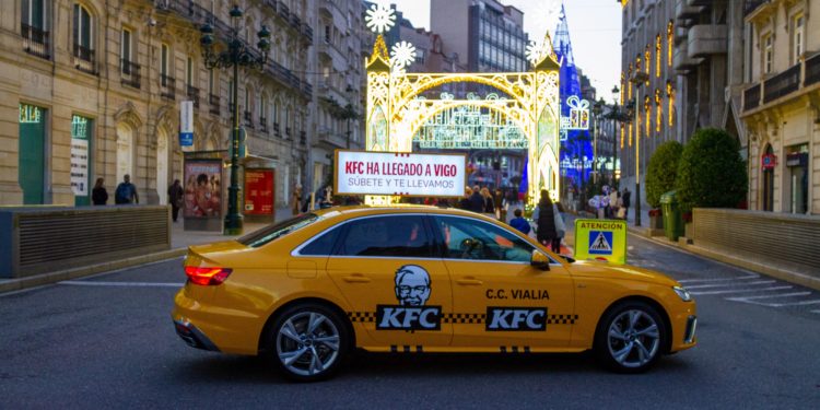 Todo es posible en Navidad: también viajar por Vigo en un taxi neoyorquino