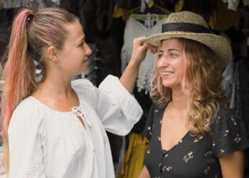 Vigo acoge una feria de trueque como alternativa al consumismo navideño