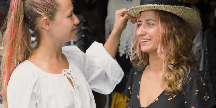 Vigo acoge una feria de trueque como alternativa al consumismo navideño