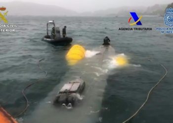 Así se frustró el desembarco del narcosubmarino: linternas, barritas energéticas y neoprenos