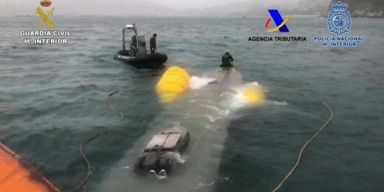 Así se frustró el desembarco del narcosubmarino: linternas, barritas energéticas y neoprenos