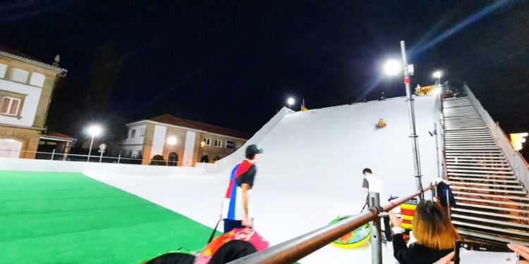 La vertiginosa rampa de la Navidad de Vigo ya atrae a los más atrevidos