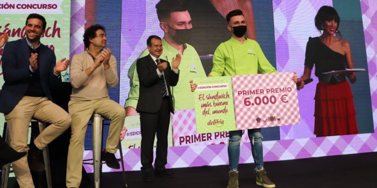El sándwich más bueno del mundo se hace en Vigo con pastrami, rúcula, tapenade y… solidaridad
