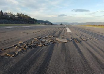 Un socavón en la pista obliga a cerrar el aeropuerto de Vigo