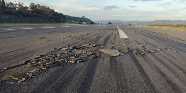 Un socavón en la pista obliga a cerrar el aeropuerto de Vigo