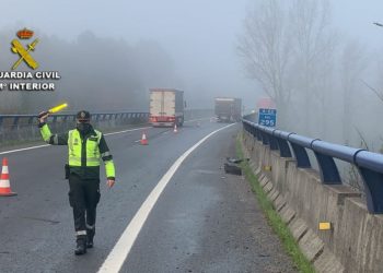Accidente de tráfico en la A-52 por el mal estado de una junta de dilatación