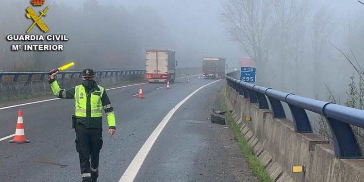 Accidente de tráfico en la A-52 por el mal estado de una junta de dilatación