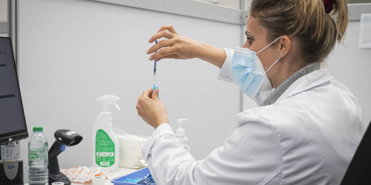 Galicia adelantará la vacunación infantil al “13 o 14” de diciembre y ya cita a sanitarios