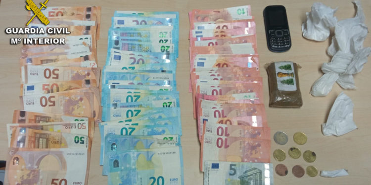 El olor a marihuana delata a un conductor en Tui