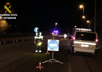 Un conductor ebrio y sin carné, hallado dormido con su coche parado en mitad de la carretera en Gondomar