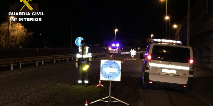 Un conductor ebrio y sin carné, hallado dormido con su coche parado en mitad de la carretera en Gondomar