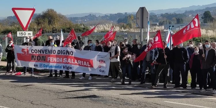 Trabajadores de Dalphimetal reclaman en Vigo un convenio colectivo digno: «No a la brecha salarial»