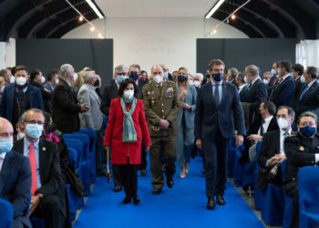 Los empresarios imponen en Vigo su medalla de oro a Margarita Robles y a la UME