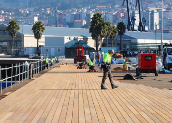 El Puerto de Vigo ya luce de nuevo su paseo de madera en As Avenidas