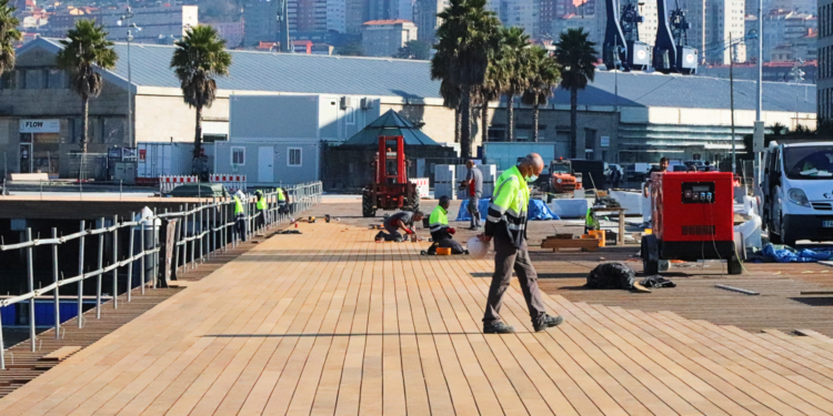 El Puerto de Vigo ya luce de nuevo su paseo de madera en As Avenidas