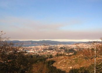 Un incendio forestal de nivel 1 en Zamora cubre de humo la ría de Vigo
