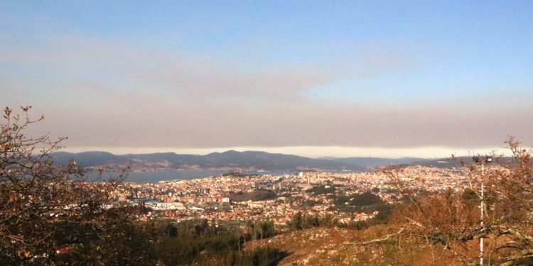 Un incendio forestal de nivel 1 en Zamora cubre de humo la ría de Vigo