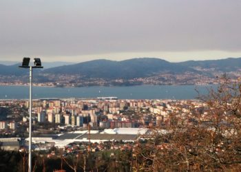Un incendio forestal de nivel 1 en Zamora cubre de humo la ría de Vigo