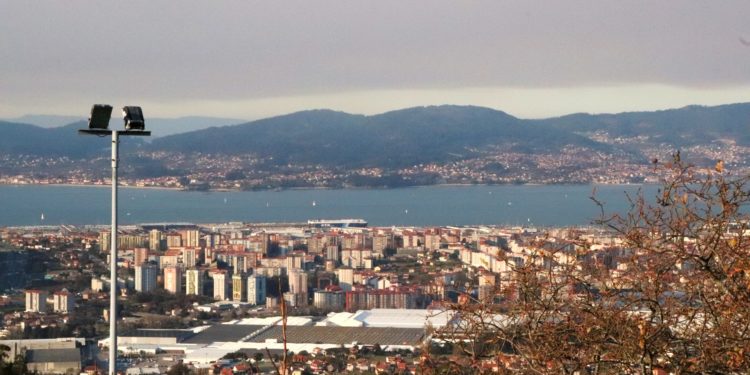 Un incendio forestal de nivel 1 en Zamora cubre de humo la ría de Vigo