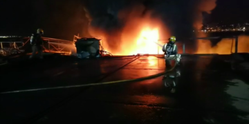 Una planeadora fondeada en Meira ardió