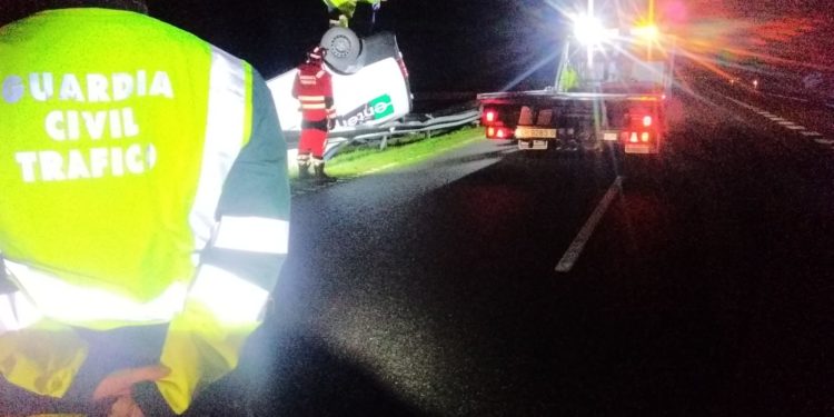 Tres heridos al volcar una furgoneta en la Autovía Rías Baixas