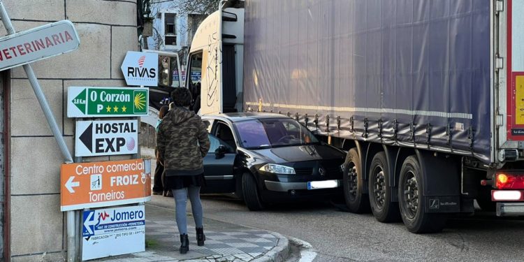 Colisión en O Porriño entre un camión y un coche