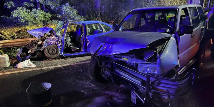 Dos heridos en una colisión frontal en Ponteareas tras invadir un vehículo el carril contrario