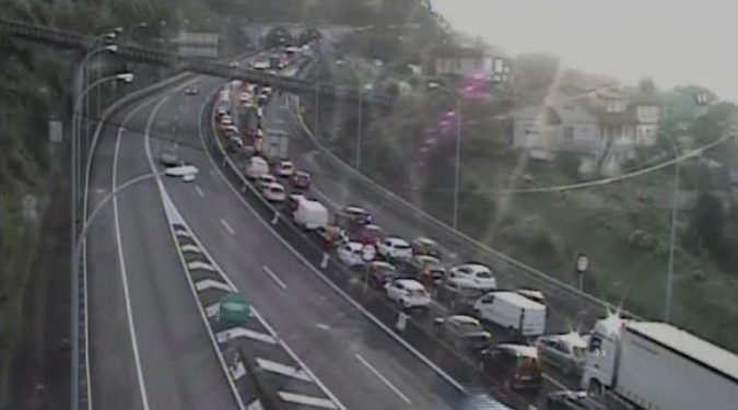 Colapso en la AP-9 en Vigo por un accidente en el túnel de A Madroa