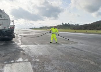 El aeropuerto de Vigo reabre tras más de dos días cerrado por un socavón