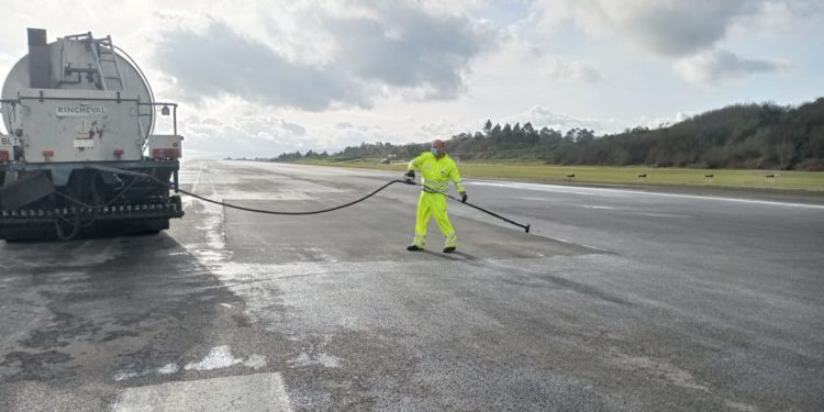 El aeropuerto de Vigo reabre tras más de dos días cerrado por un socavón