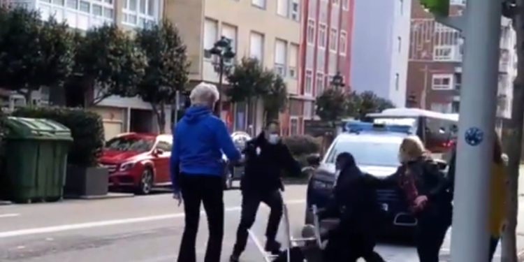 El vigués agredido por defender a una chica interpone la denuncia: «No se puede pegar a las mujeres»