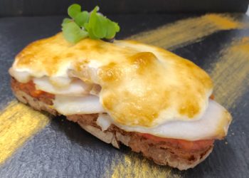 Tosta de bacalao con tomate restregado y alioli, al gratén