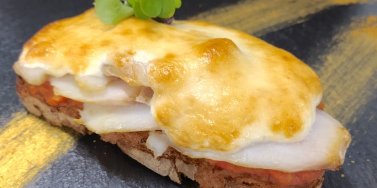 Tosta de bacalao con tomate restregado y alioli, al gratén